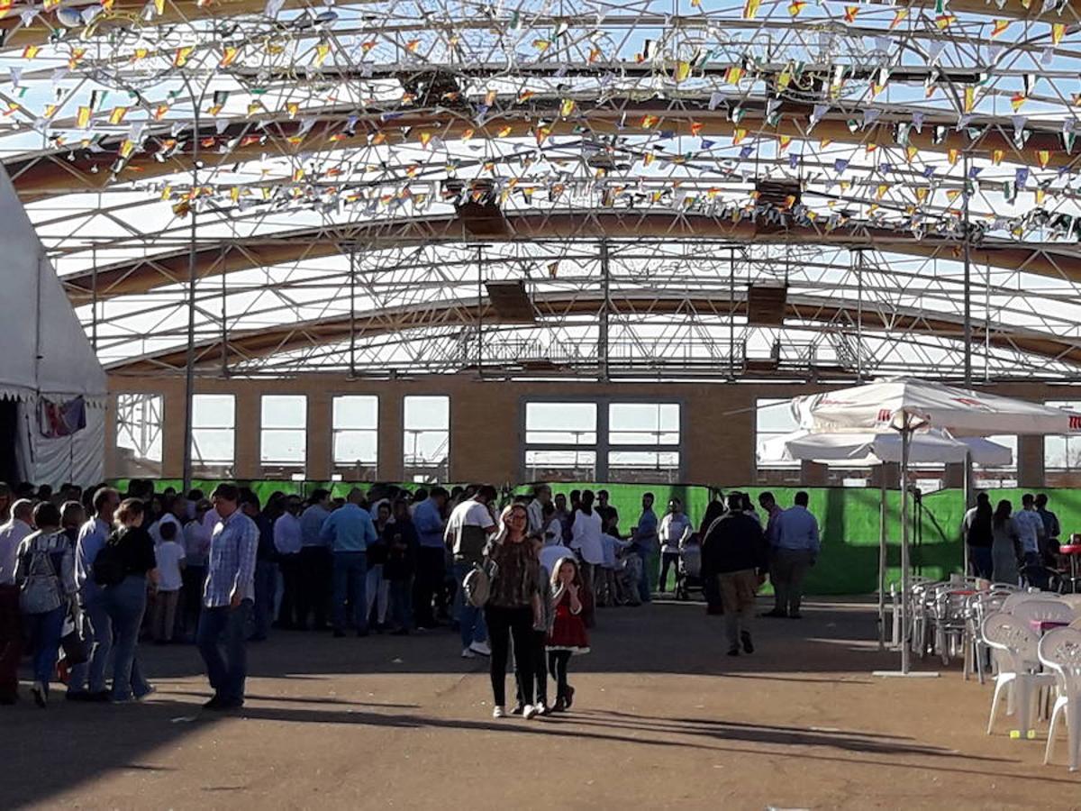 El sol reinante durante los días de feria echó a los campanarienses a la calle para disfrutar de esta cita festiva en honor a la Virgen de Piedraescrita, que salió en procesión el día 30