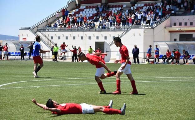 Los juveniles del 'Campa' celebran uno de los goles el pasado sábado. 
