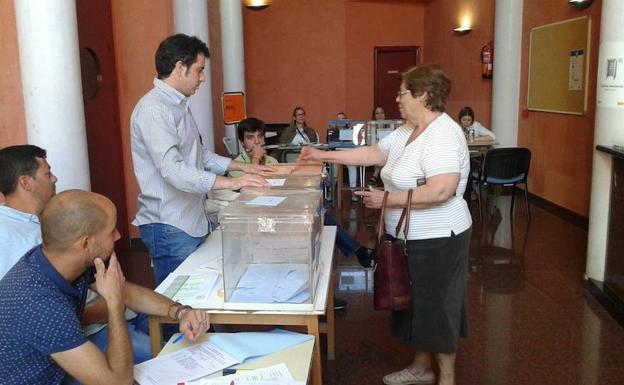 Una vecina ejerciendo su derecho al voto en la mesa del cine. 