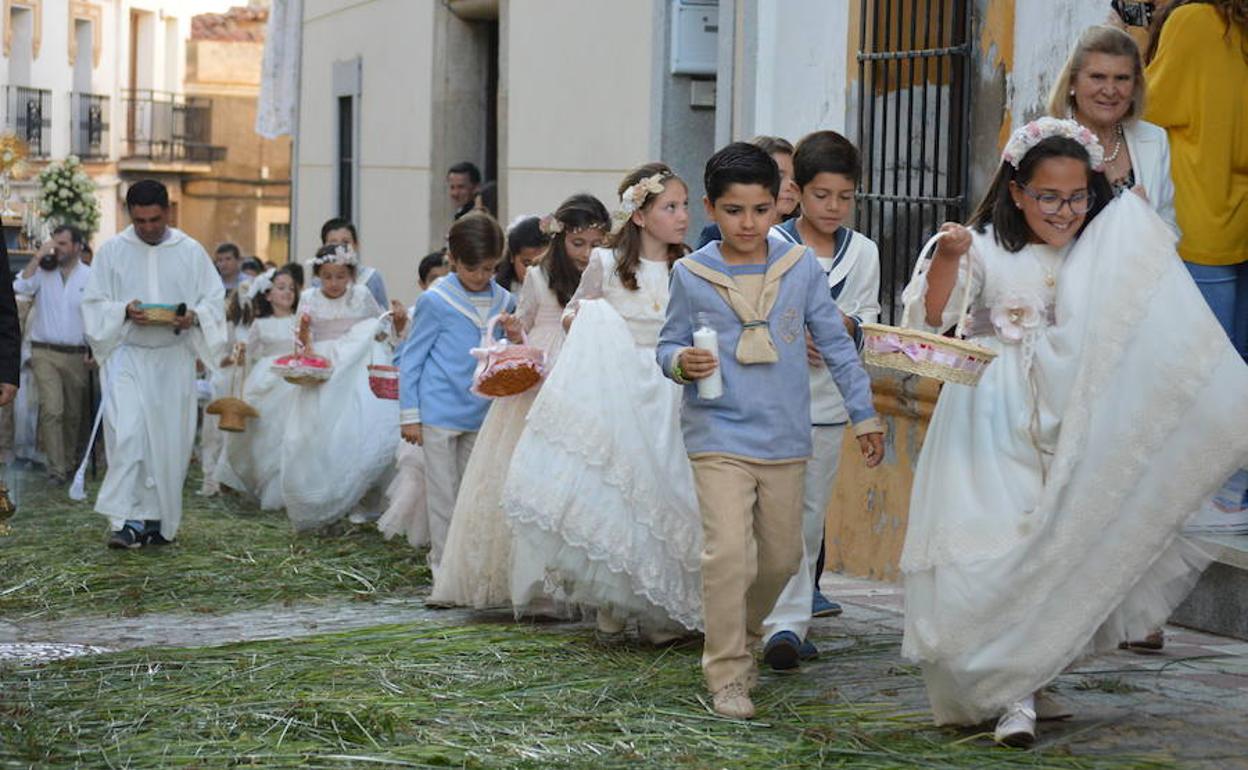 Niños durante la procesión del Corpus del año pasado. 