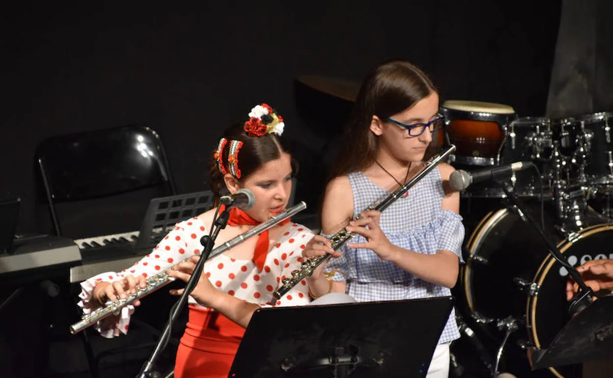 Dos alumnas durante su actuación en la clausura. 