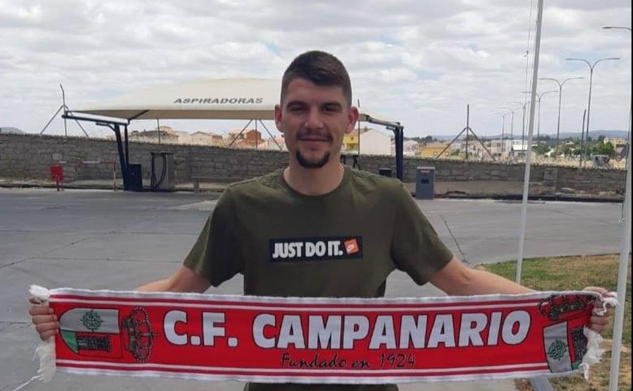 Saviola posa con la bufanda del CF Campanario. 