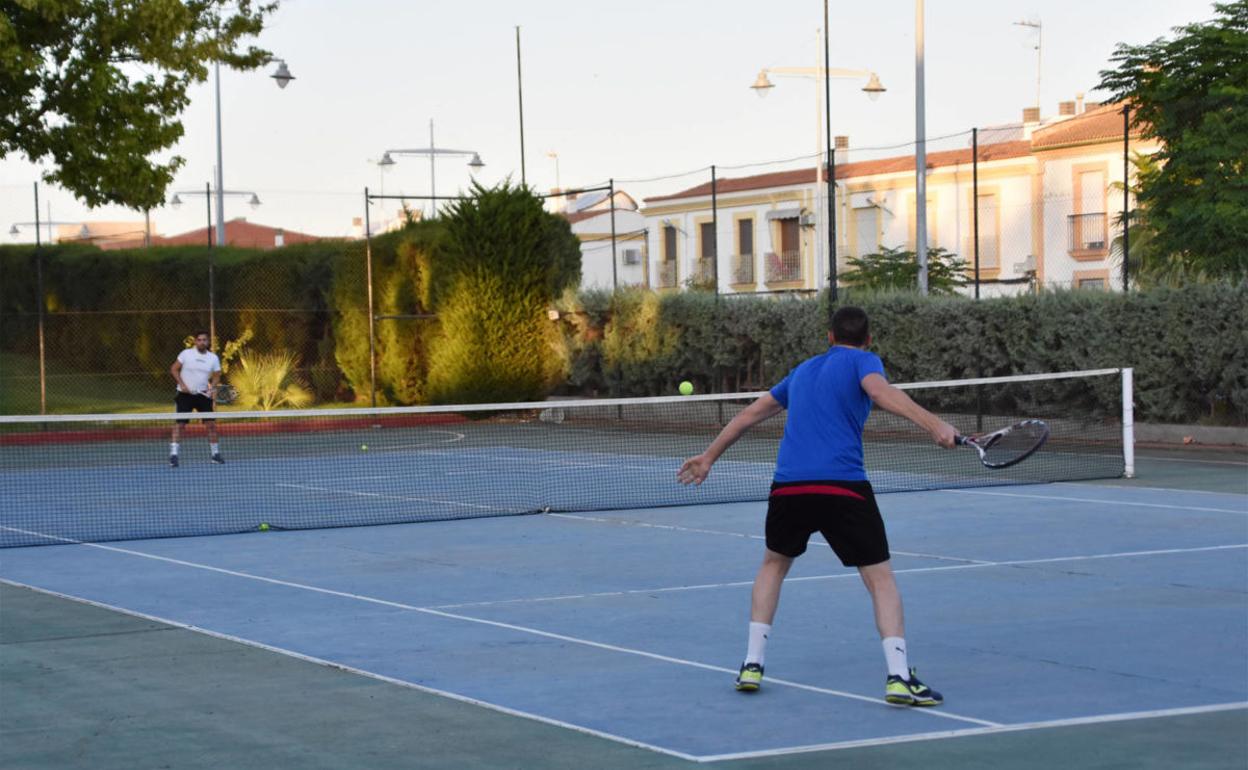 Dos tenistas juegan una de las fases del torneo A.C.