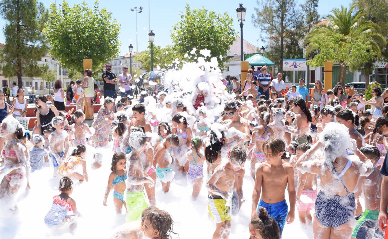 Los más pequeños se refrescaron en la fiesta de la espuma. 