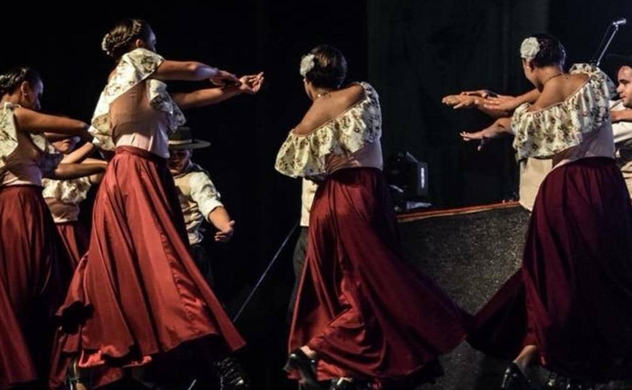 El Ballet Folklórico 'Aborigen' de Uruguay realiza una danza. 