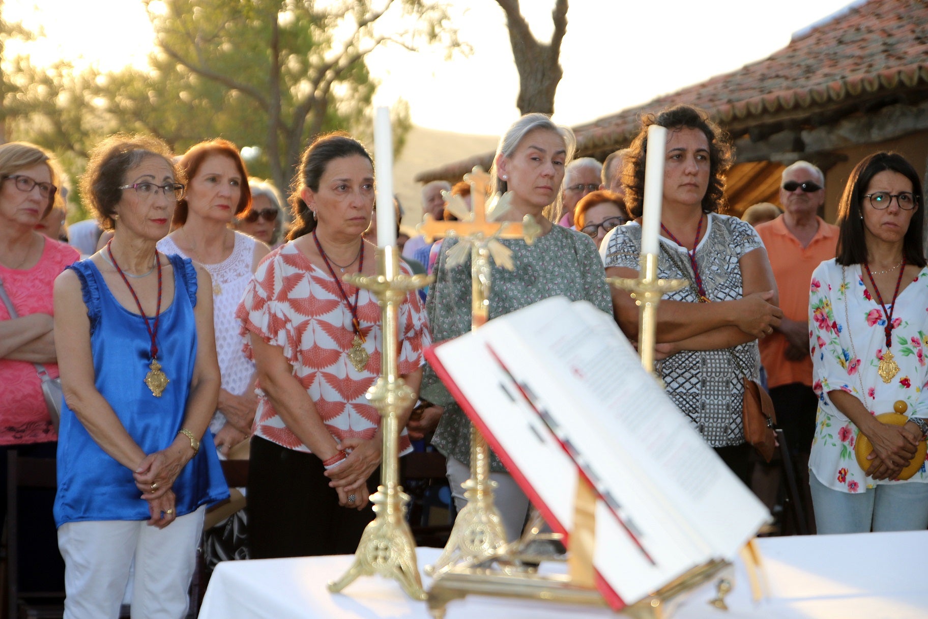 Cientos de vecinos asistieron a la Misa del Emigrante, celebrada en la ermita de la Virgen de Piedraescrita. Se trata de un homenaje que cada año se rinde a quienes un día tuvieron que marchar de Campanario, y que regresan a su tierra con motivo de las fiestas de agosto. La 'Barranquera' les dio su bendición en una jornada llena de emotividad.