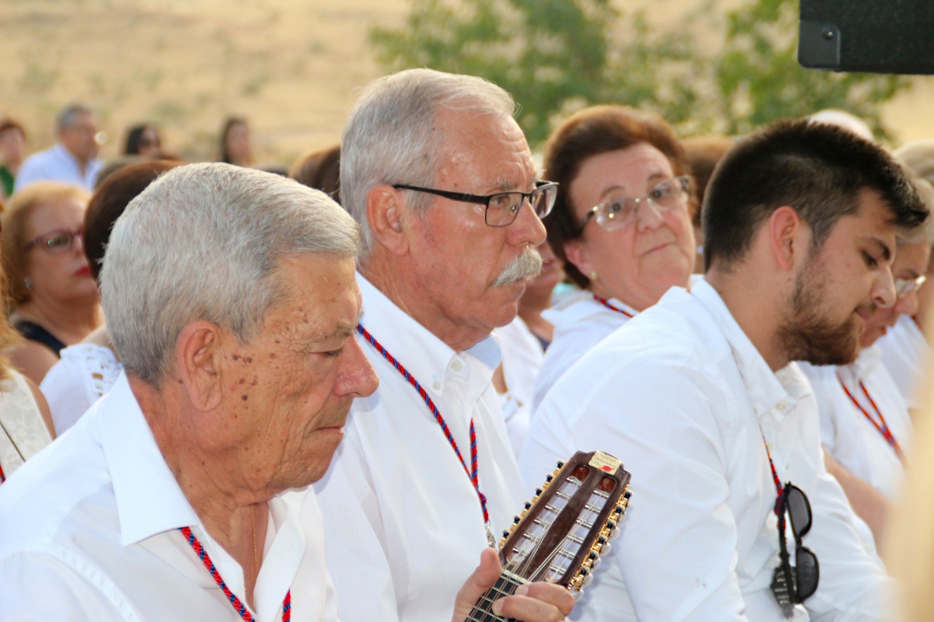Cientos de vecinos asistieron a la Misa del Emigrante, celebrada en la ermita de la Virgen de Piedraescrita. Se trata de un homenaje que cada año se rinde a quienes un día tuvieron que marchar de Campanario, y que regresan a su tierra con motivo de las fiestas de agosto. La 'Barranquera' les dio su bendición en una jornada llena de emotividad.