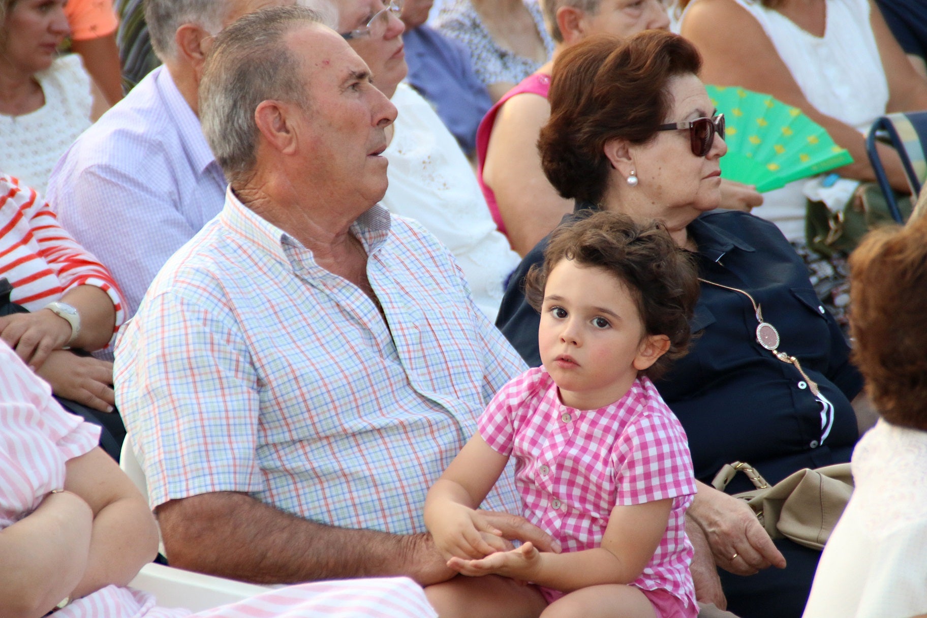 Cientos de vecinos asistieron a la Misa del Emigrante, celebrada en la ermita de la Virgen de Piedraescrita. Se trata de un homenaje que cada año se rinde a quienes un día tuvieron que marchar de Campanario, y que regresan a su tierra con motivo de las fiestas de agosto. La 'Barranquera' les dio su bendición en una jornada llena de emotividad.