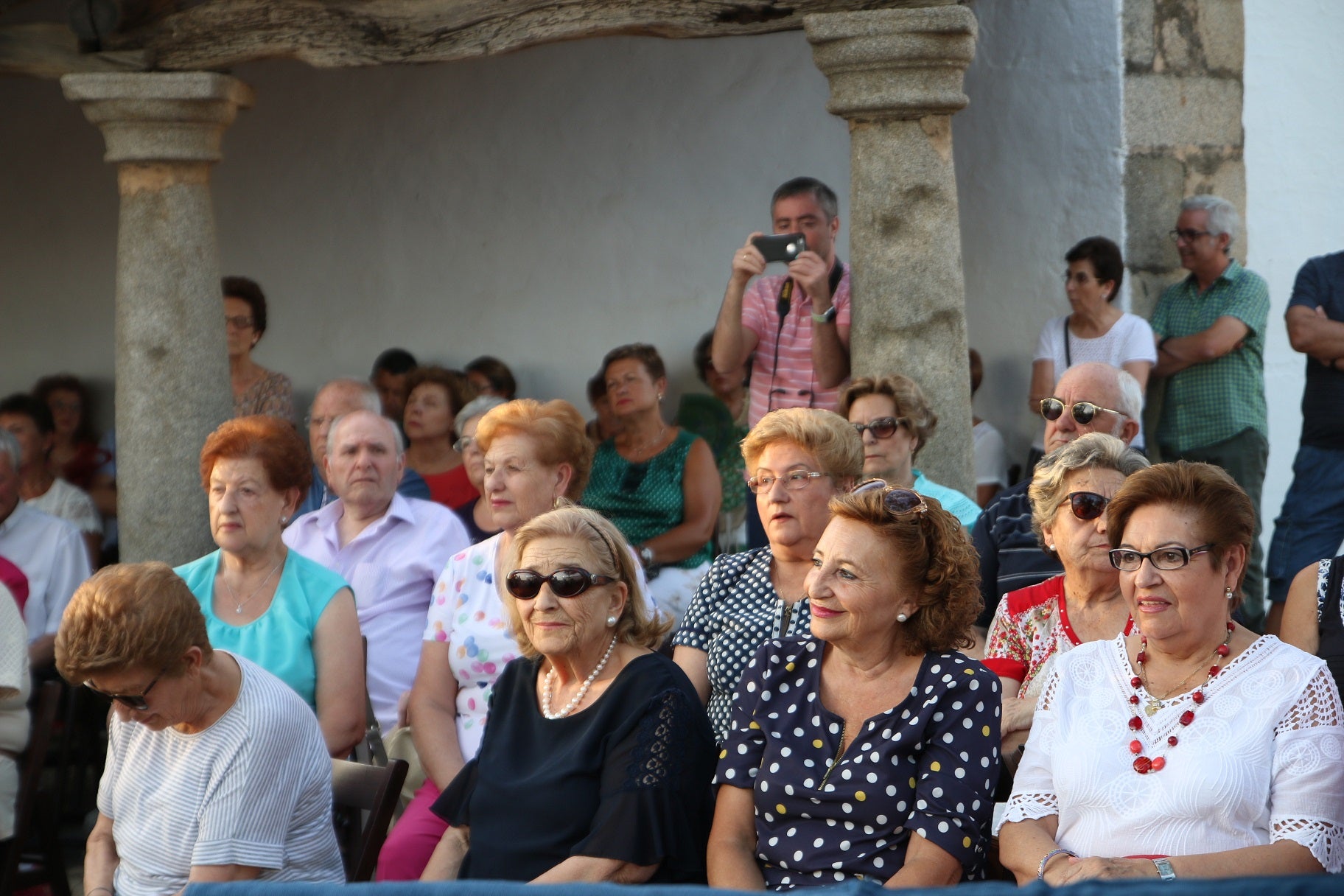 Cientos de vecinos asistieron a la Misa del Emigrante, celebrada en la ermita de la Virgen de Piedraescrita. Se trata de un homenaje que cada año se rinde a quienes un día tuvieron que marchar de Campanario, y que regresan a su tierra con motivo de las fiestas de agosto. La 'Barranquera' les dio su bendición en una jornada llena de emotividad.