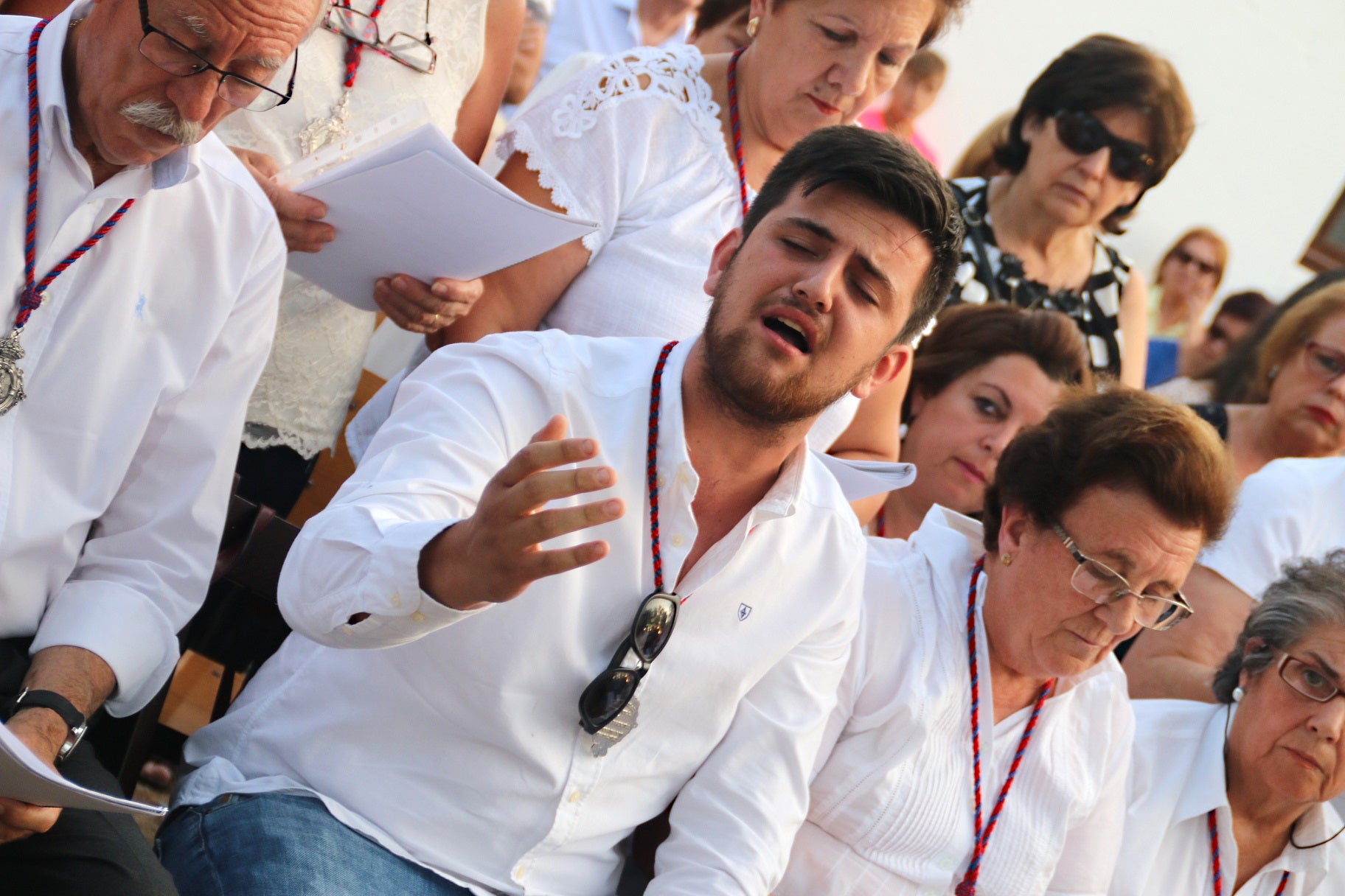 Cientos de vecinos asistieron a la Misa del Emigrante, celebrada en la ermita de la Virgen de Piedraescrita. Se trata de un homenaje que cada año se rinde a quienes un día tuvieron que marchar de Campanario, y que regresan a su tierra con motivo de las fiestas de agosto. La 'Barranquera' les dio su bendición en una jornada llena de emotividad.