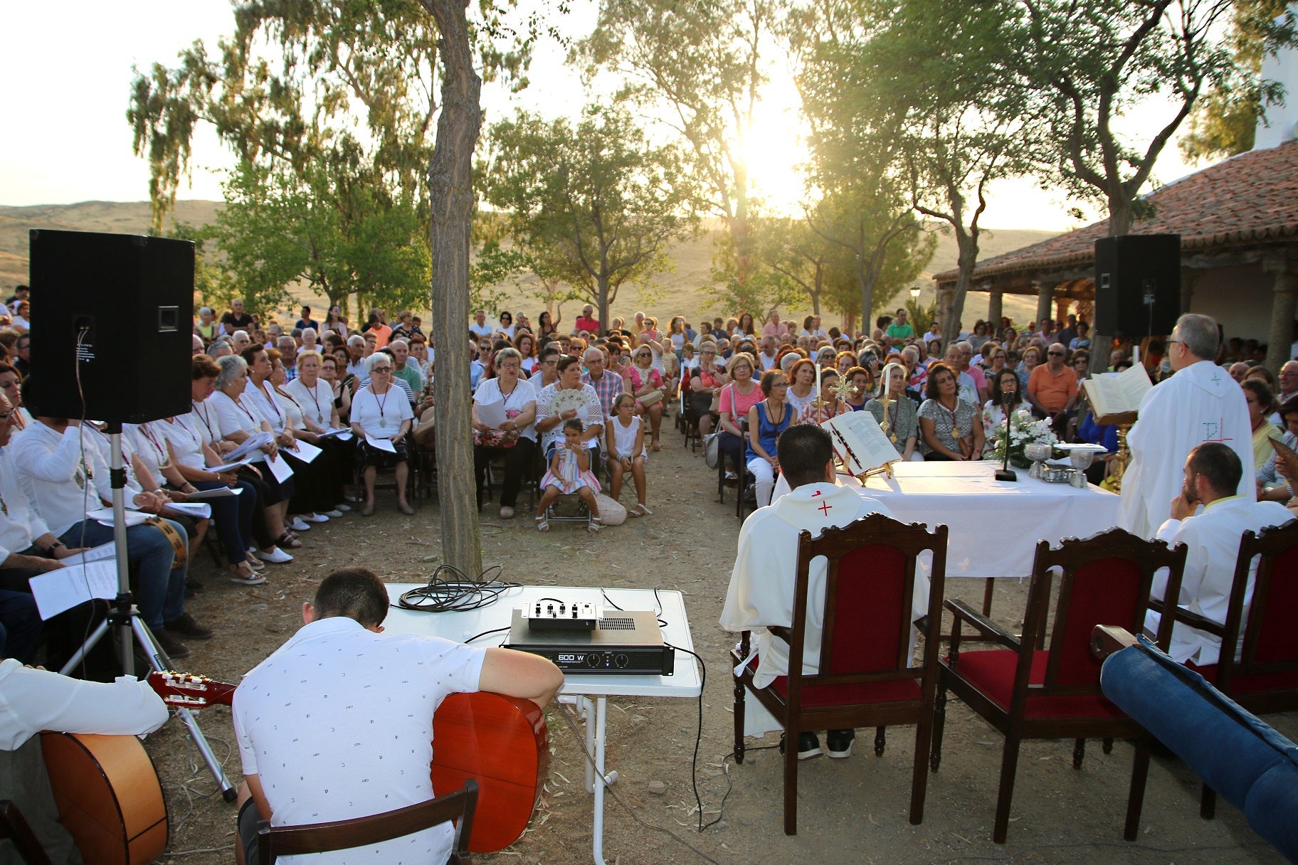 Cientos de vecinos asistieron a la Misa del Emigrante, celebrada en la ermita de la Virgen de Piedraescrita. Se trata de un homenaje que cada año se rinde a quienes un día tuvieron que marchar de Campanario, y que regresan a su tierra con motivo de las fiestas de agosto. La 'Barranquera' les dio su bendición en una jornada llena de emotividad.