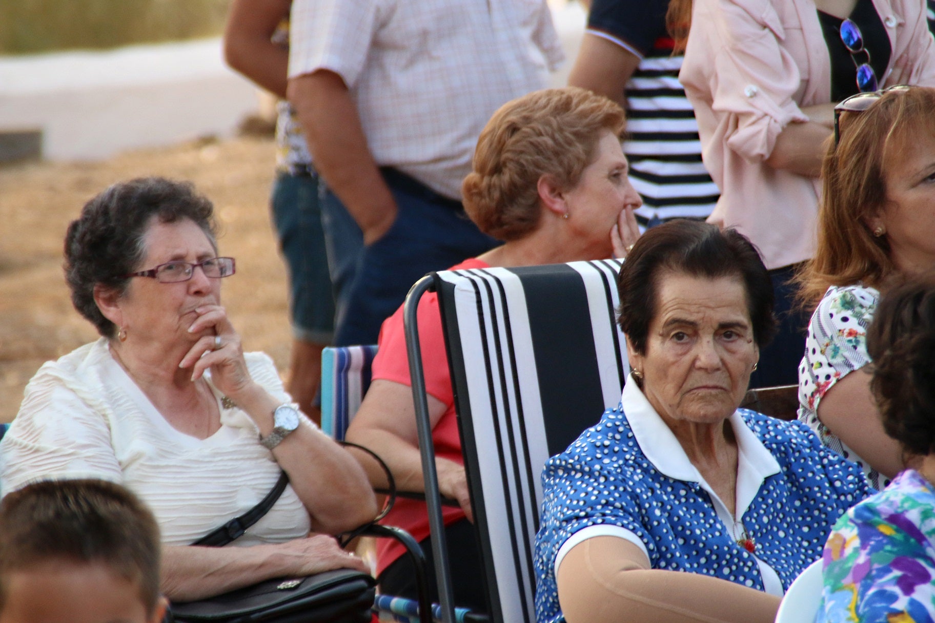 Cientos de vecinos asistieron a la Misa del Emigrante, celebrada en la ermita de la Virgen de Piedraescrita. Se trata de un homenaje que cada año se rinde a quienes un día tuvieron que marchar de Campanario, y que regresan a su tierra con motivo de las fiestas de agosto. La 'Barranquera' les dio su bendición en una jornada llena de emotividad.