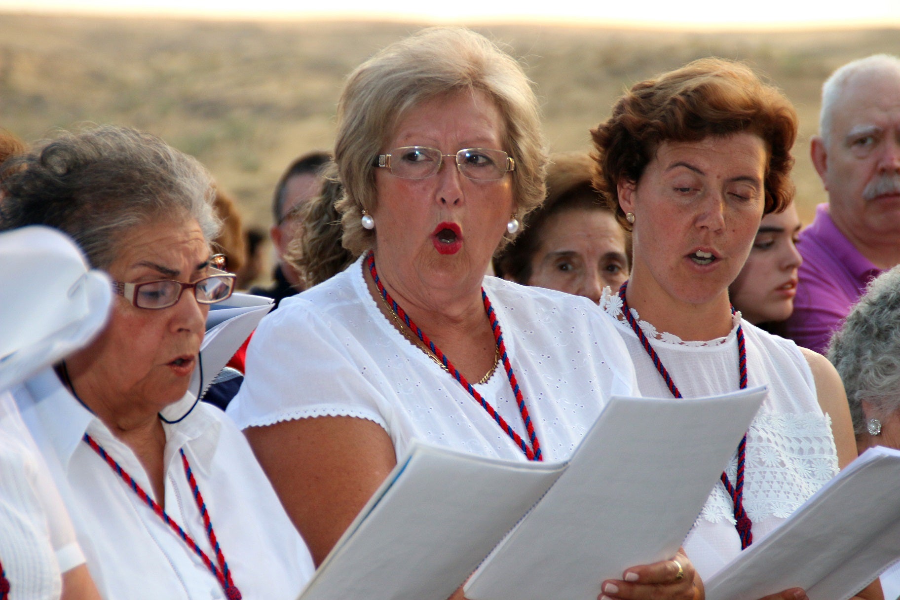 Cientos de vecinos asistieron a la Misa del Emigrante, celebrada en la ermita de la Virgen de Piedraescrita. Se trata de un homenaje que cada año se rinde a quienes un día tuvieron que marchar de Campanario, y que regresan a su tierra con motivo de las fiestas de agosto. La 'Barranquera' les dio su bendición en una jornada llena de emotividad.