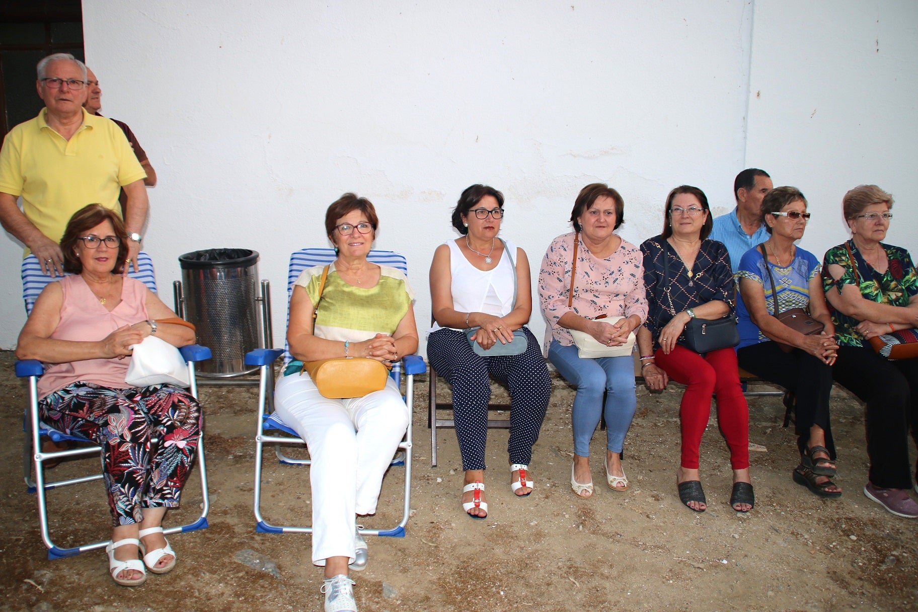 Cientos de vecinos asistieron a la Misa del Emigrante, celebrada en la ermita de la Virgen de Piedraescrita. Se trata de un homenaje que cada año se rinde a quienes un día tuvieron que marchar de Campanario, y que regresan a su tierra con motivo de las fiestas de agosto. La 'Barranquera' les dio su bendición en una jornada llena de emotividad.
