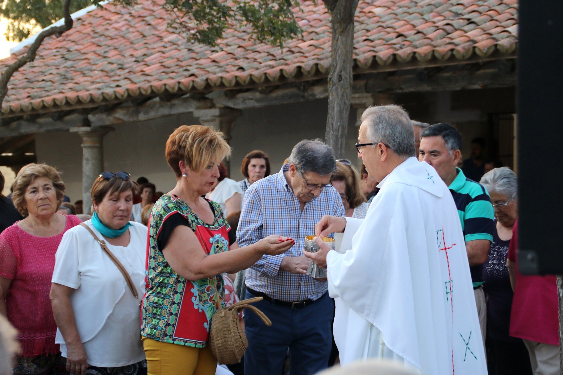 Cientos de vecinos asistieron a la Misa del Emigrante, celebrada en la ermita de la Virgen de Piedraescrita. Se trata de un homenaje que cada año se rinde a quienes un día tuvieron que marchar de Campanario, y que regresan a su tierra con motivo de las fiestas de agosto. La 'Barranquera' les dio su bendición en una jornada llena de emotividad.