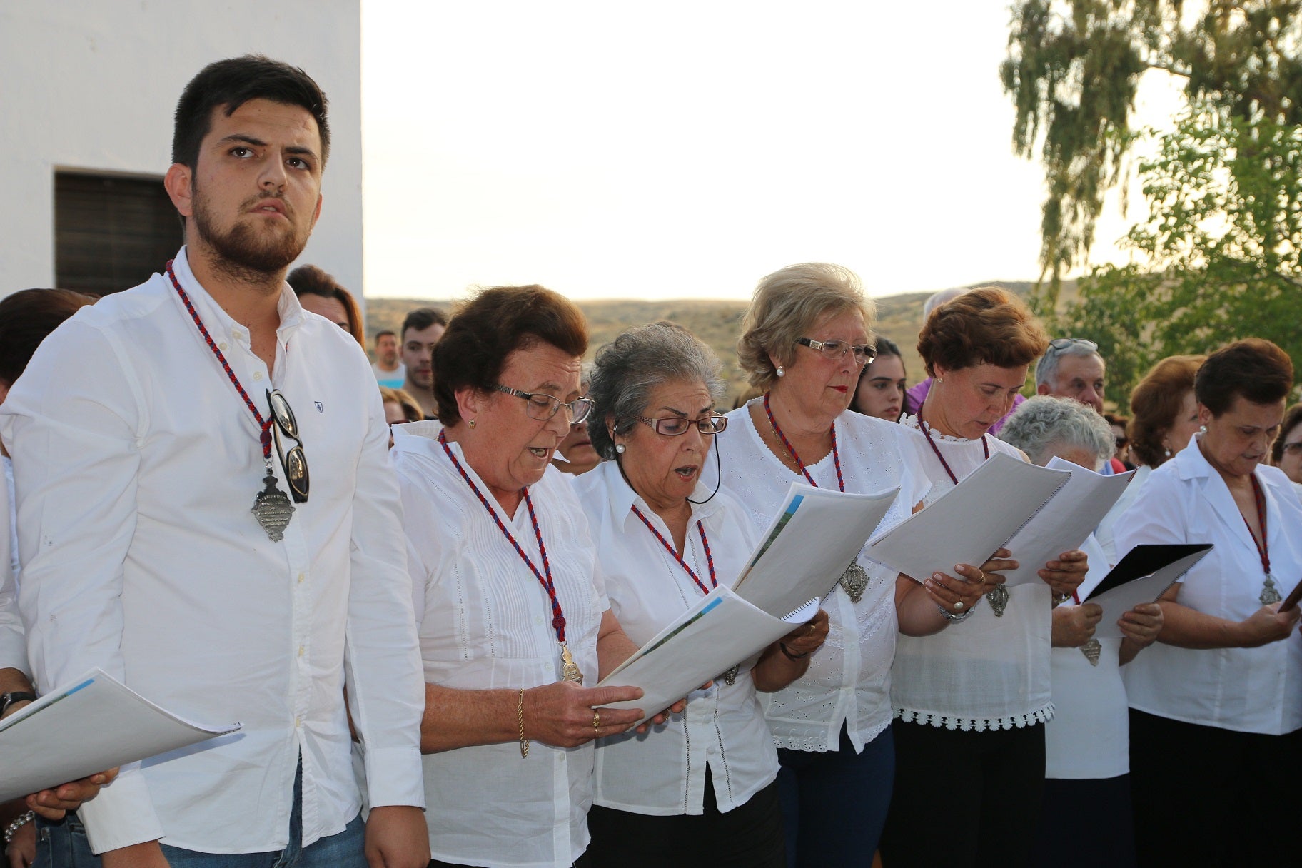 Cientos de vecinos asistieron a la Misa del Emigrante, celebrada en la ermita de la Virgen de Piedraescrita. Se trata de un homenaje que cada año se rinde a quienes un día tuvieron que marchar de Campanario, y que regresan a su tierra con motivo de las fiestas de agosto. La 'Barranquera' les dio su bendición en una jornada llena de emotividad.