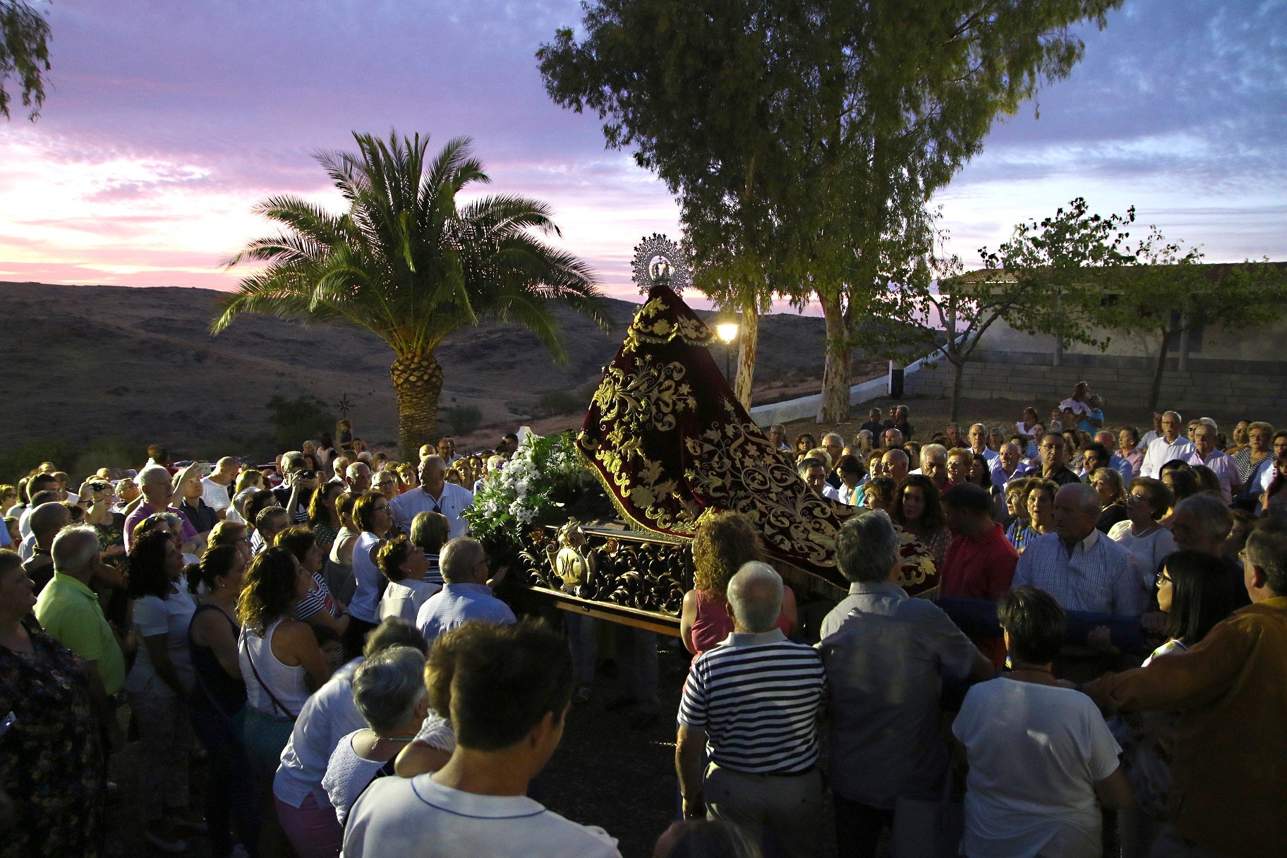 Cientos de vecinos asistieron a la Misa del Emigrante, celebrada en la ermita de la Virgen de Piedraescrita. Se trata de un homenaje que cada año se rinde a quienes un día tuvieron que marchar de Campanario, y que regresan a su tierra con motivo de las fiestas de agosto. La 'Barranquera' les dio su bendición en una jornada llena de emotividad.