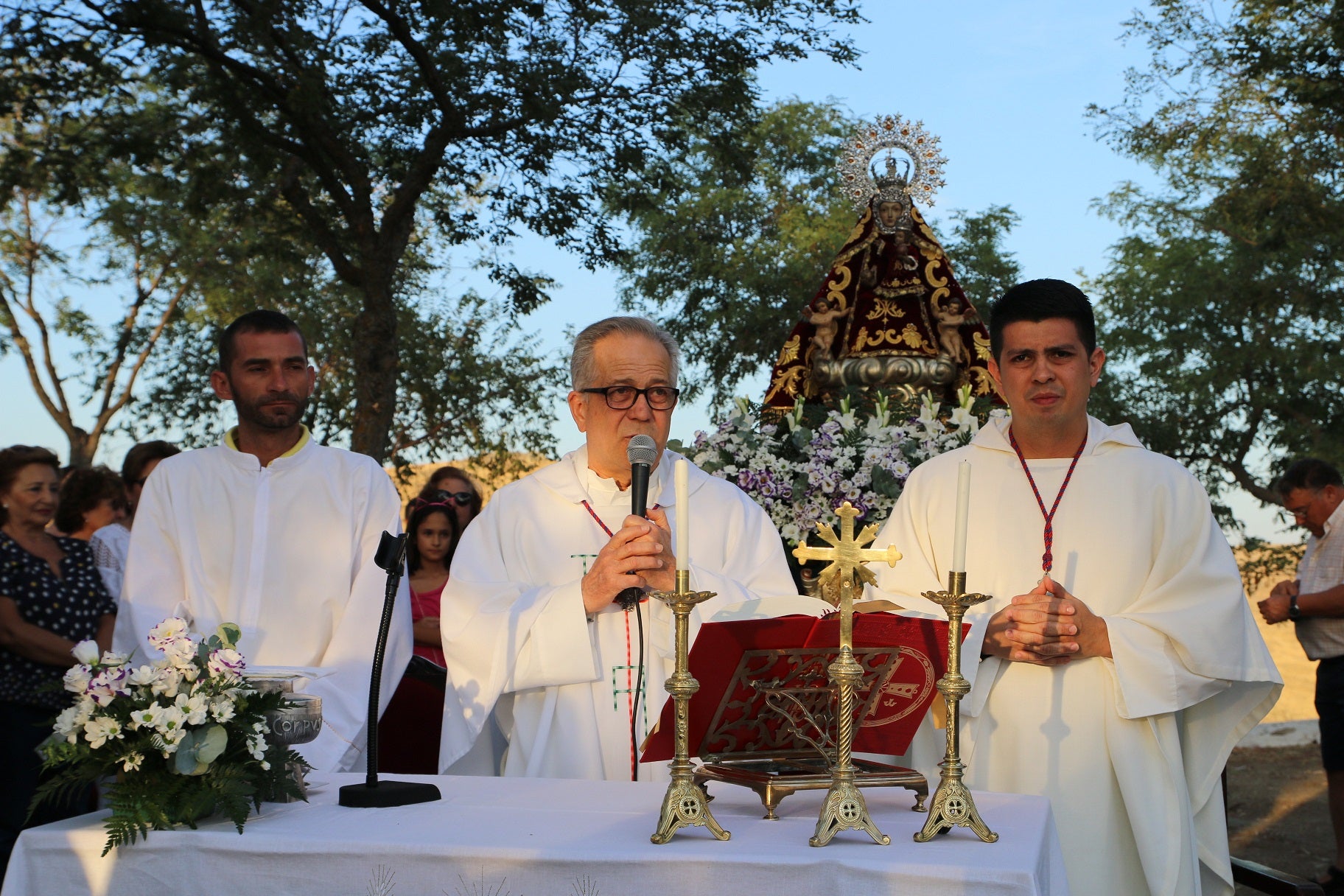 Cientos de vecinos asistieron a la Misa del Emigrante, celebrada en la ermita de la Virgen de Piedraescrita. Se trata de un homenaje que cada año se rinde a quienes un día tuvieron que marchar de Campanario, y que regresan a su tierra con motivo de las fiestas de agosto. La 'Barranquera' les dio su bendición en una jornada llena de emotividad.