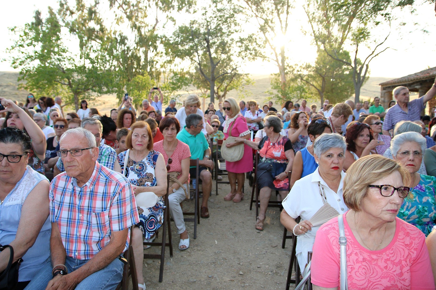 Cientos de vecinos asistieron a la Misa del Emigrante, celebrada en la ermita de la Virgen de Piedraescrita. Se trata de un homenaje que cada año se rinde a quienes un día tuvieron que marchar de Campanario, y que regresan a su tierra con motivo de las fiestas de agosto. La 'Barranquera' les dio su bendición en una jornada llena de emotividad.