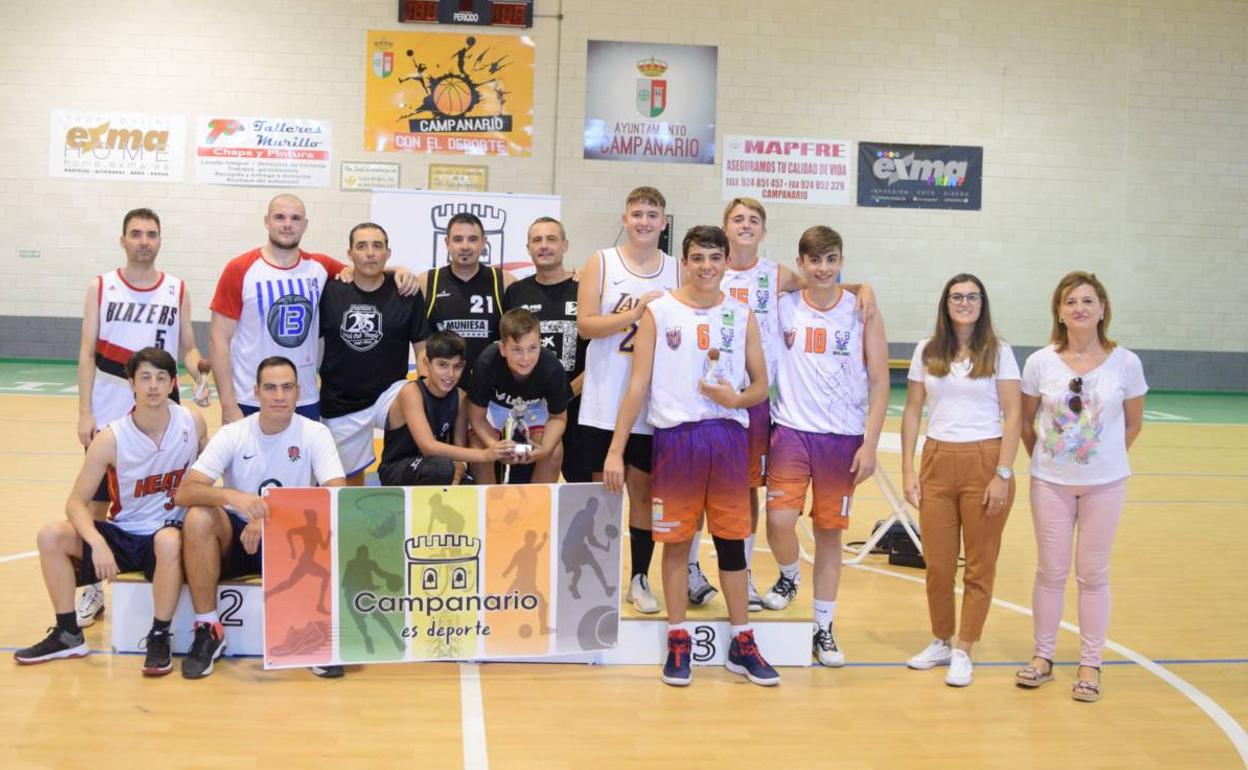 Entrega de premios a los ganadores del torneo de baloncesto. 
