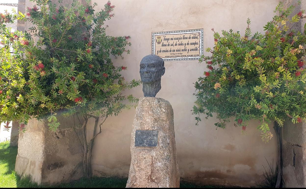 Busto homenaje a Antonio Reyes Huertas. 
