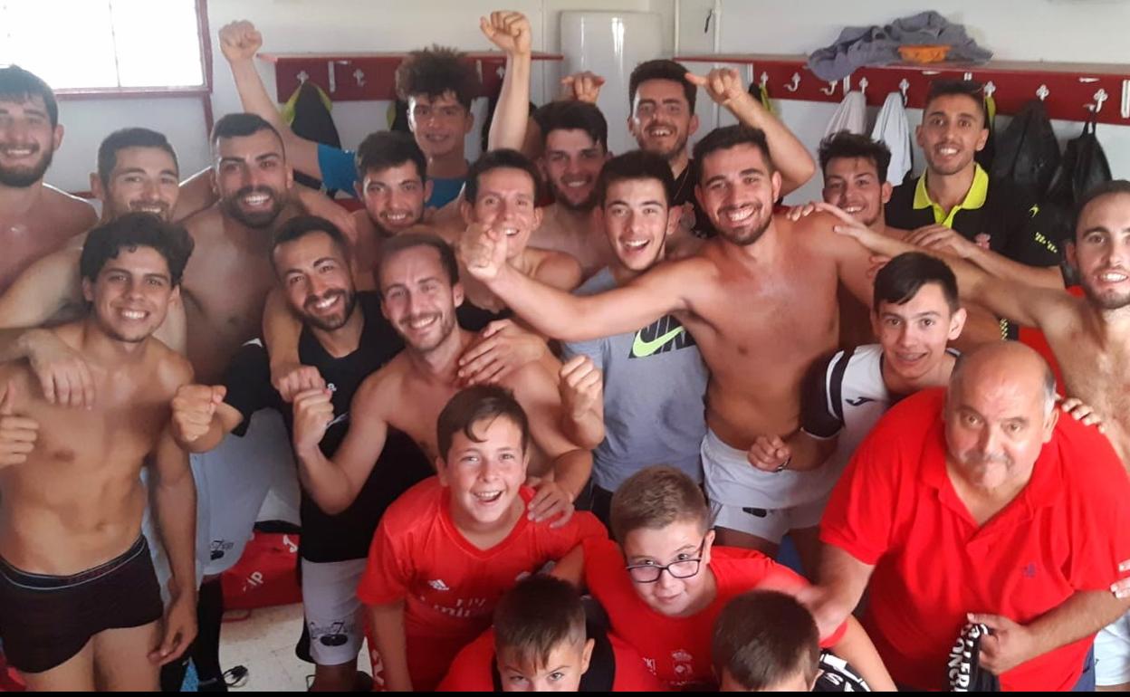 Los jugadores del C.F. Campanario celebraron el resultado en el vestuario.