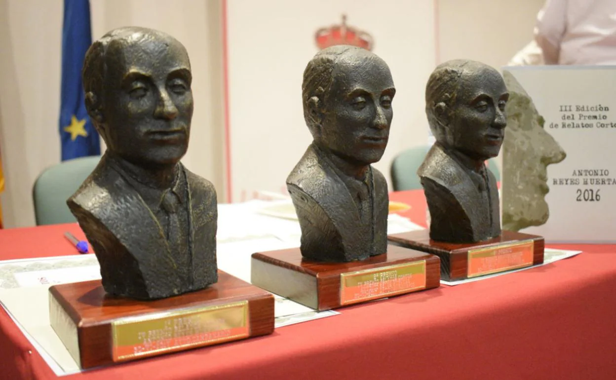 Galardones del Premio Literario 'Antonio Reyes Huertas' para los ganadores. 