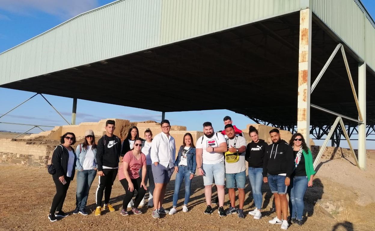 Grupo de estudiantes que ha visitado el yacimiento de 'La Mata'. 