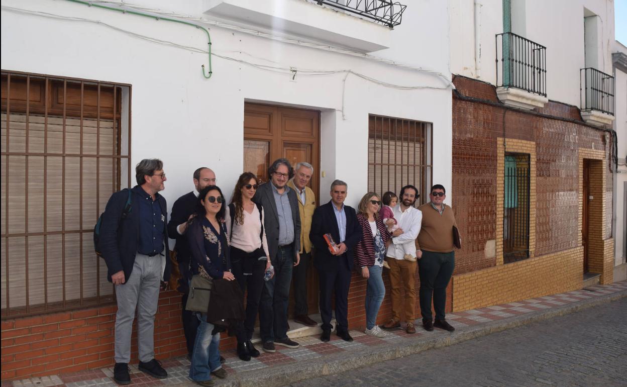 Familiares, autoridades y conferenciantes ante la casa natal de Núñez de Herrera. 