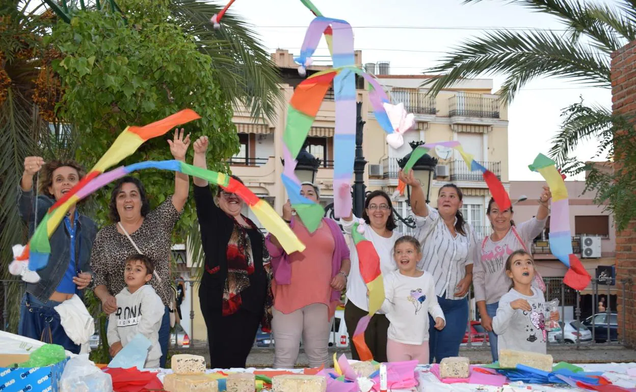 Mayores y pequeños disfrutan creando y jugando con las cariocas. 