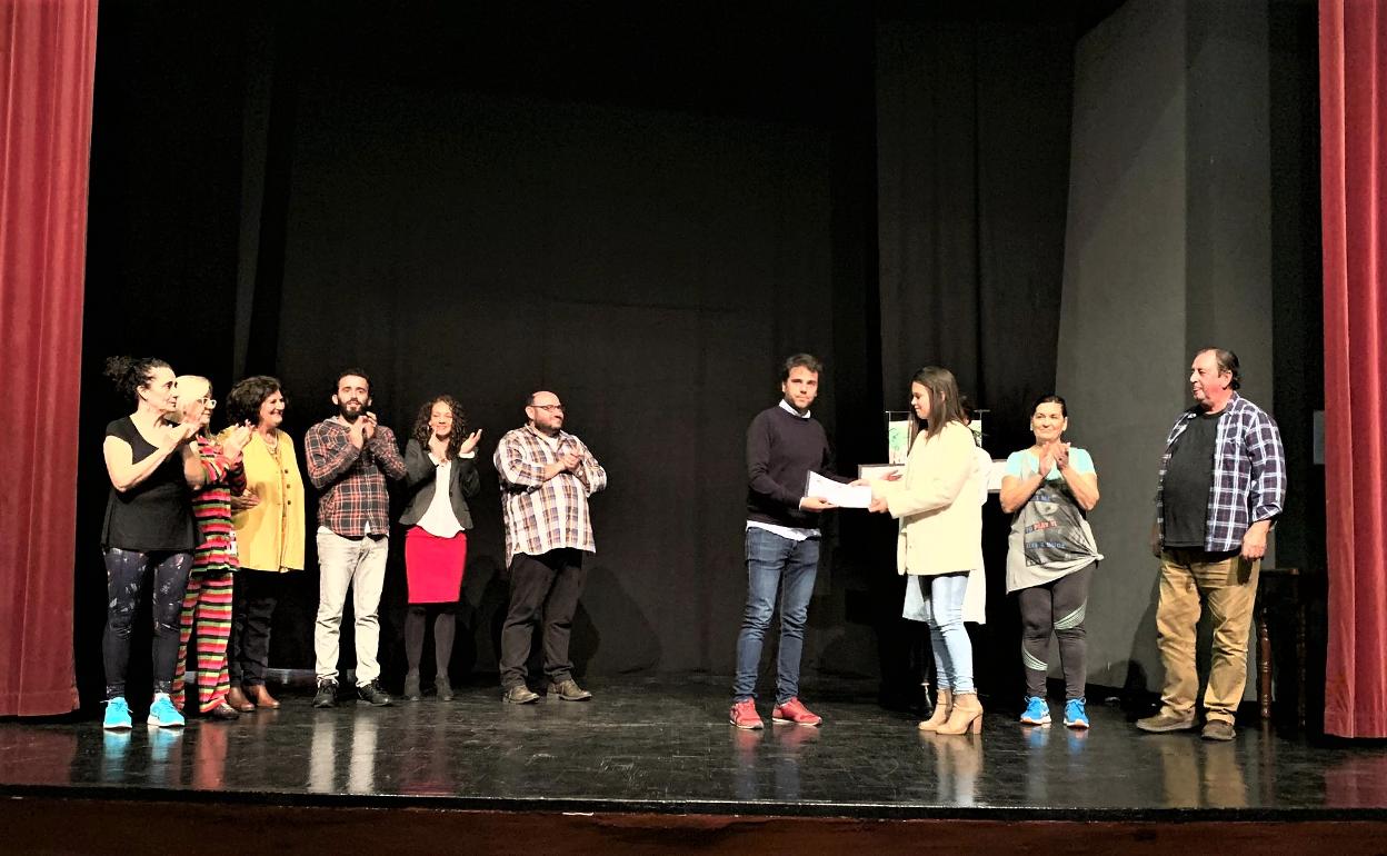 Entrega del cheque solidario. 