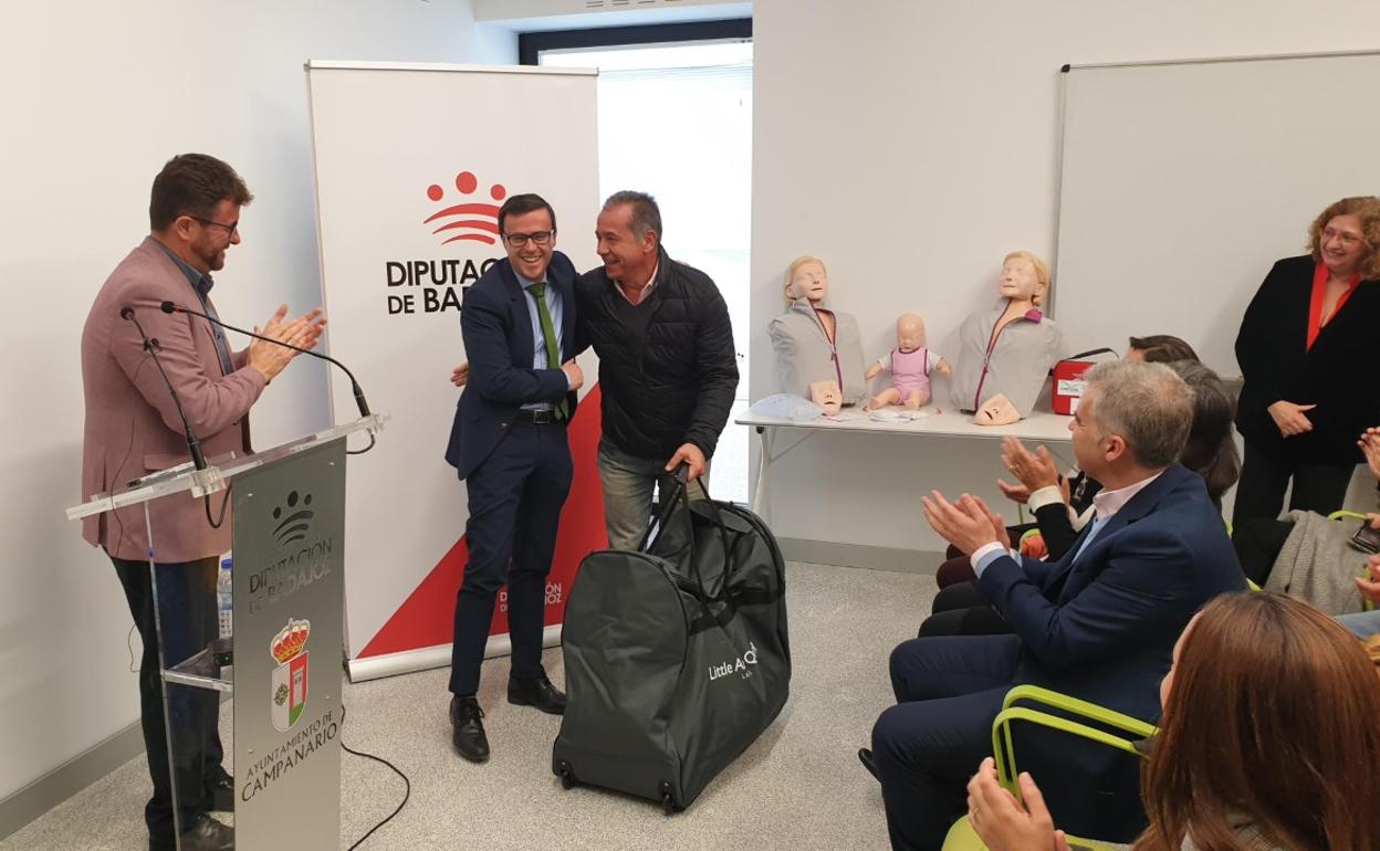 Entrega de material formativo al responsable del centro de salud de Campanario. 