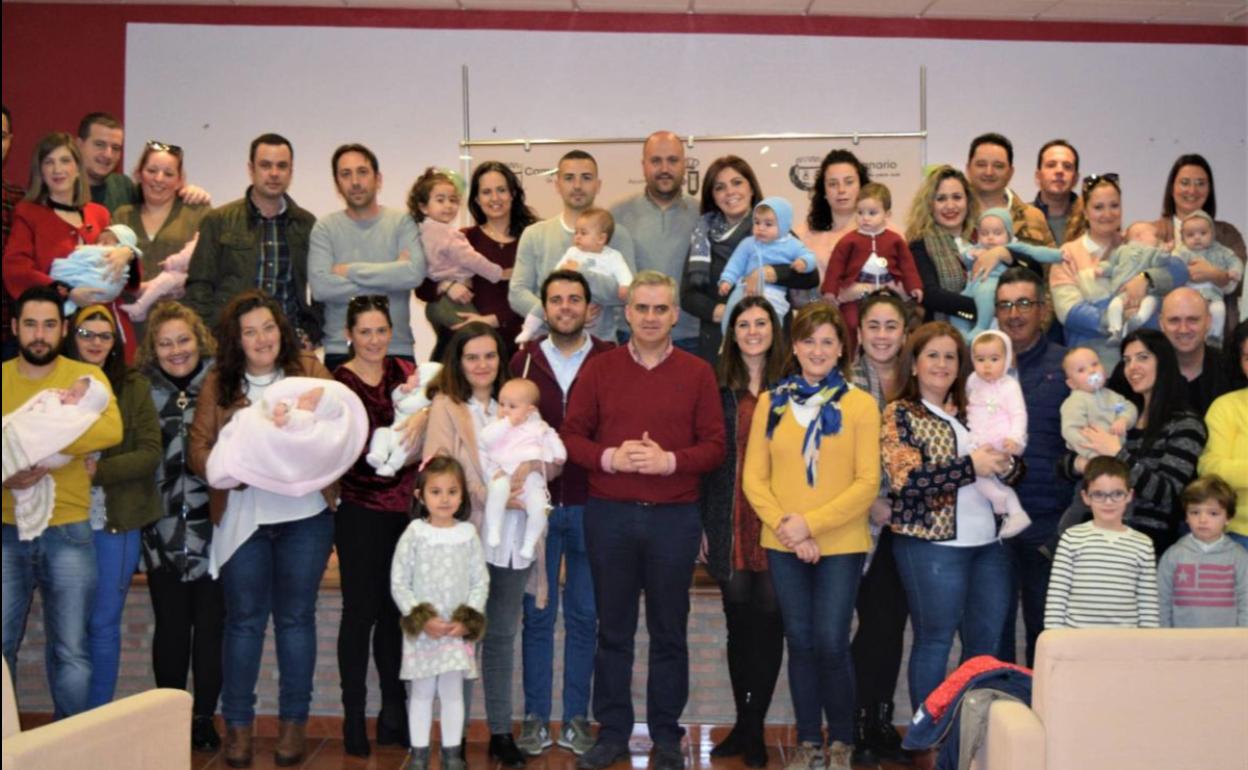 Los 30 bebés nacidos durante 2019 reciben un regalo navideño del Ayuntamiento