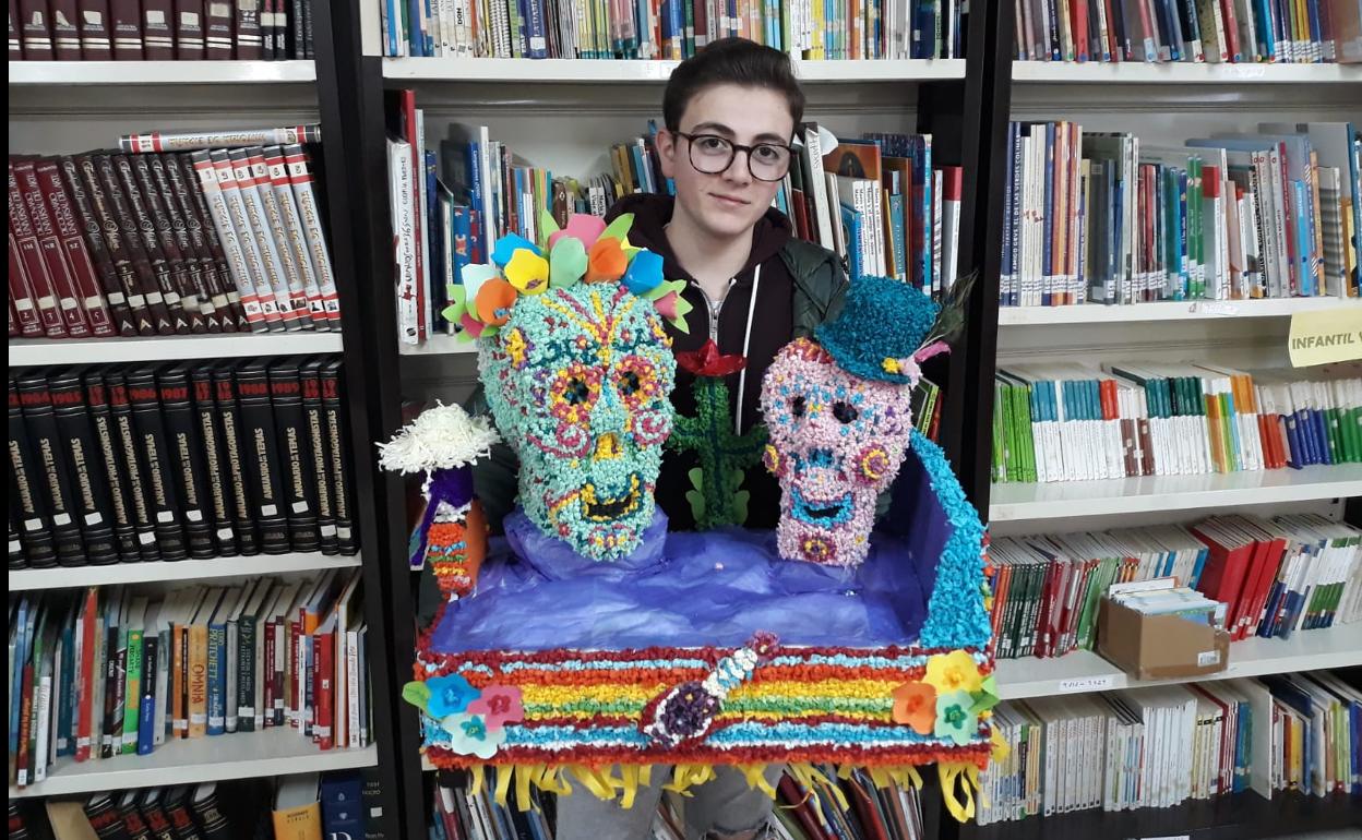 José Antonio Becerra muestra su maqueta de la carroza. 