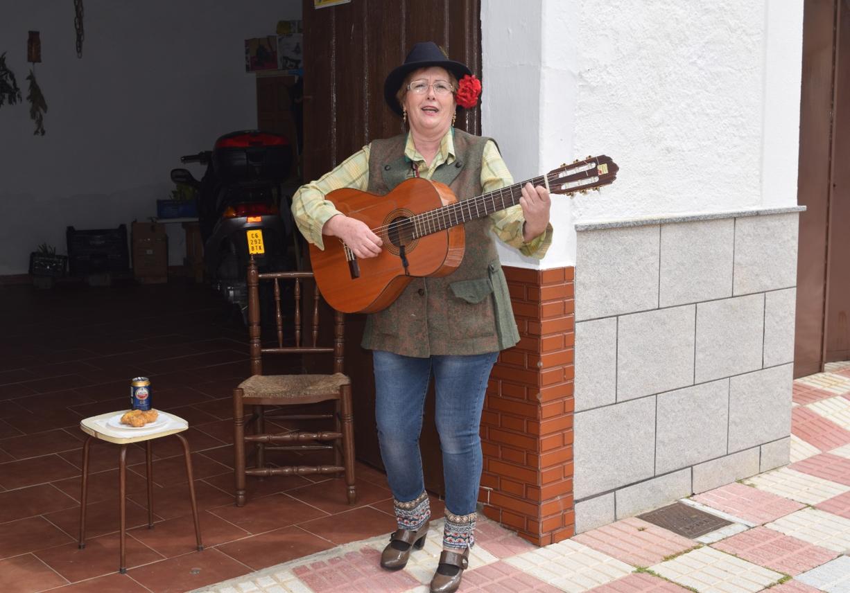 Guitarra en mano, los campanarienses cantaron a su patrona. 