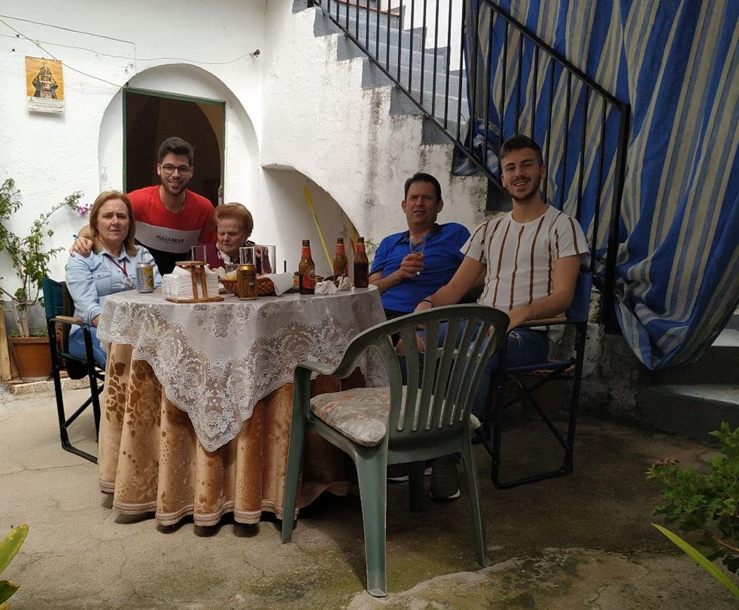 Guitarra en mano, los campanarienses cantaron a su patrona. 