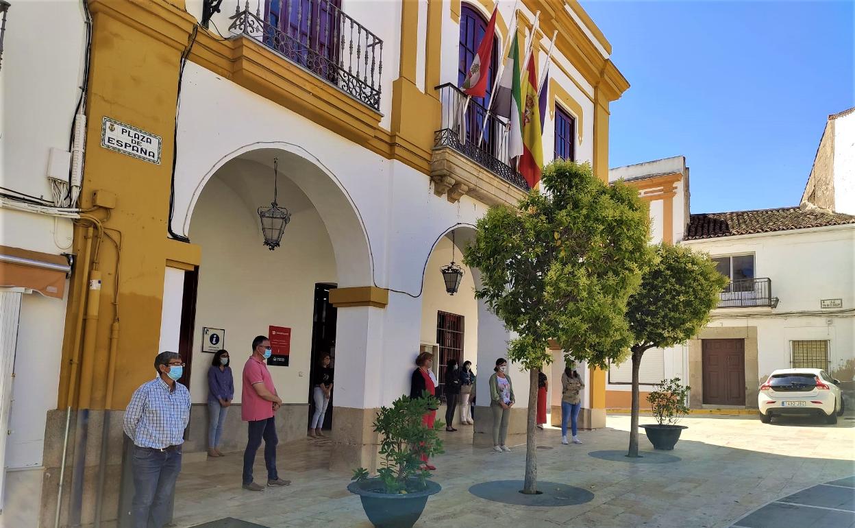 El Ayuntamiento guarda un minuto de silencio en el último día de luto oficial por las víctimas del coronavirus