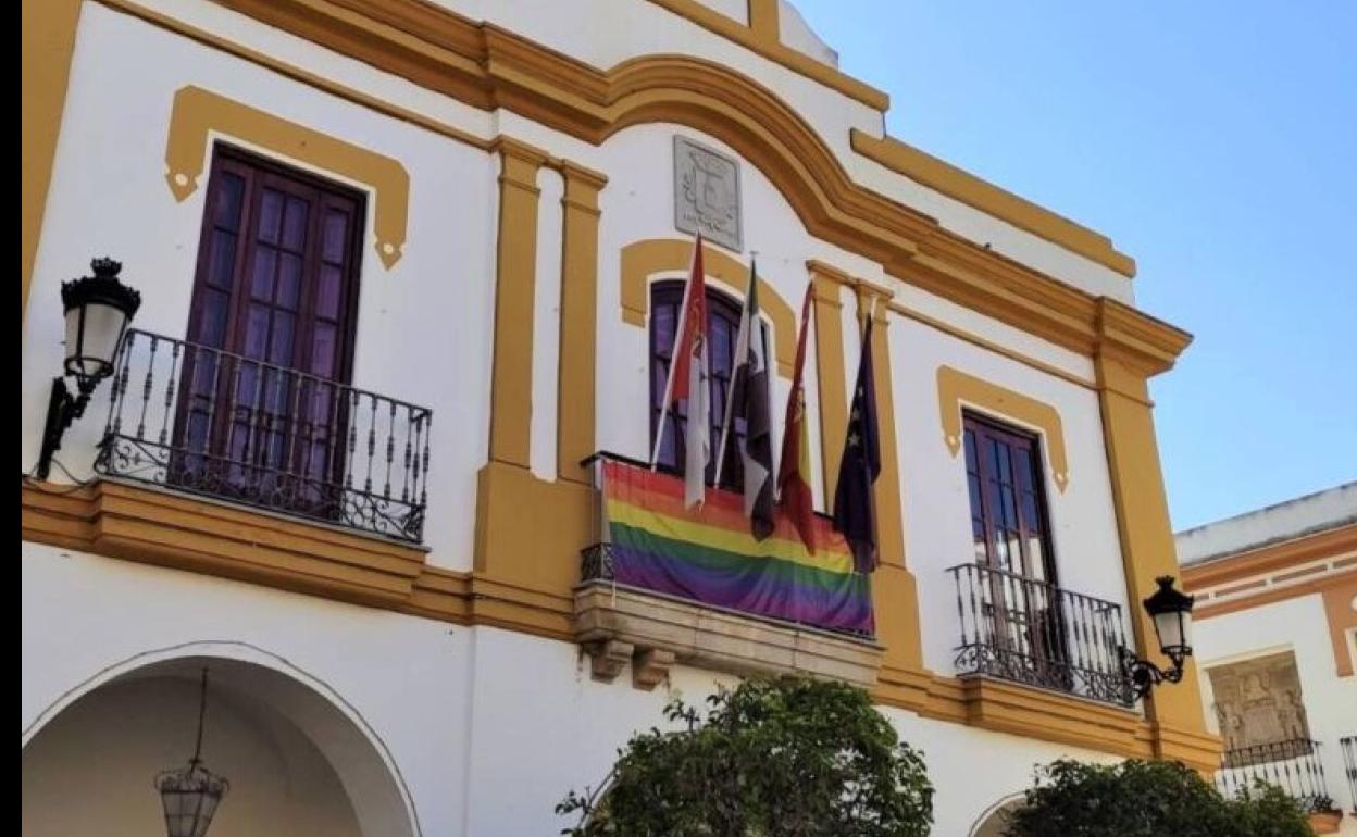 Bandera multicolor colocada en el balcón del consistorio. 