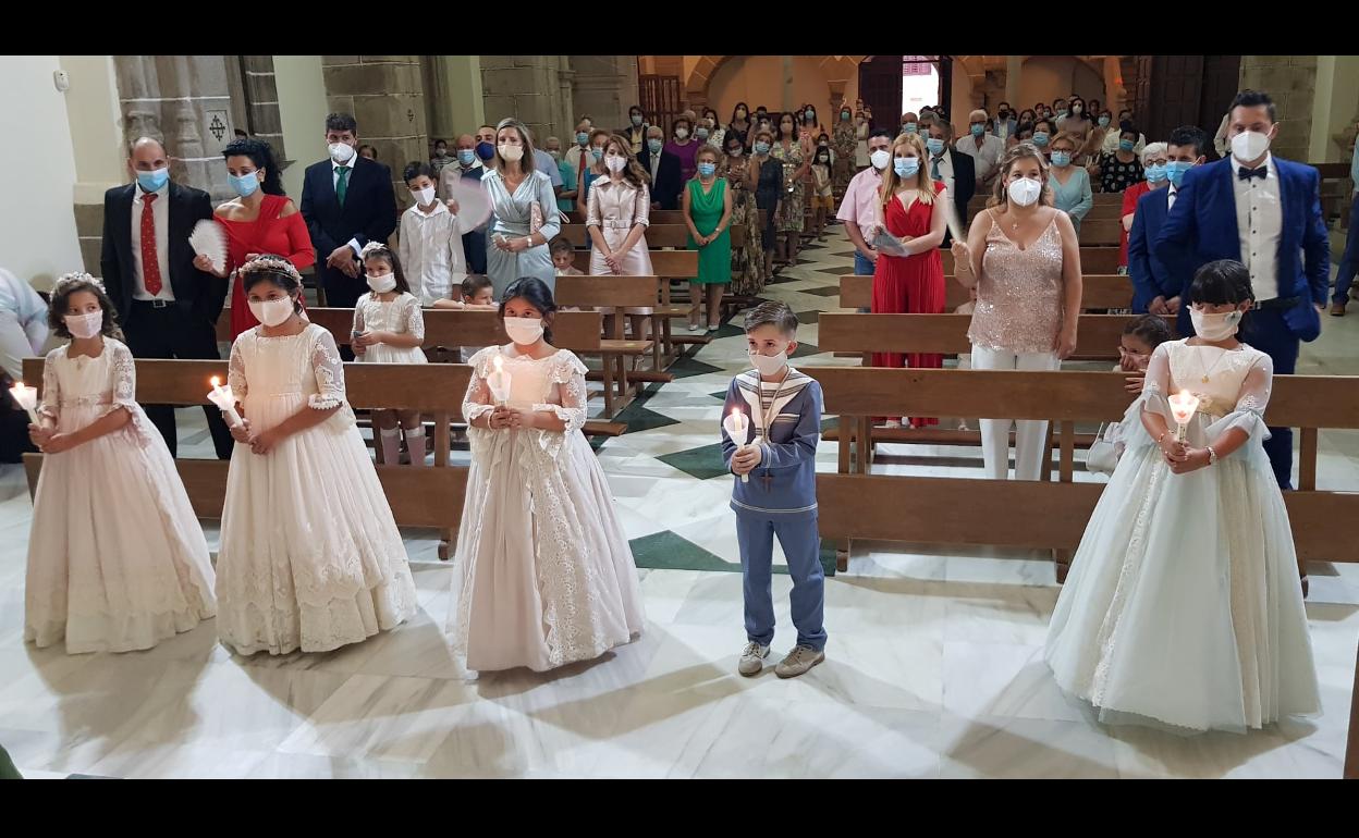 Siete niñas y dos niños han tomado la Primera Comunión en tres días diferentes