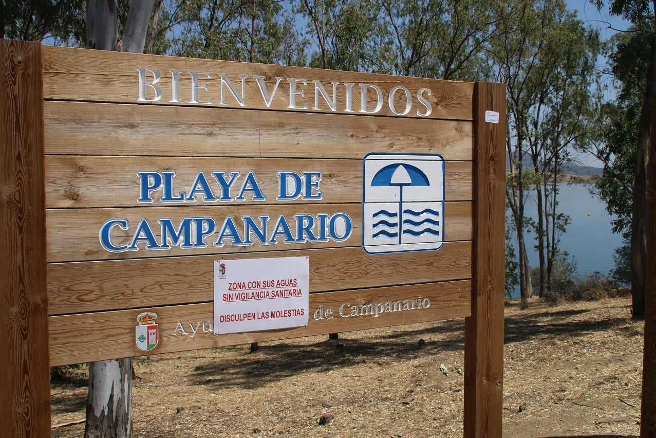 Aviso en la zona de aparcamientos. 