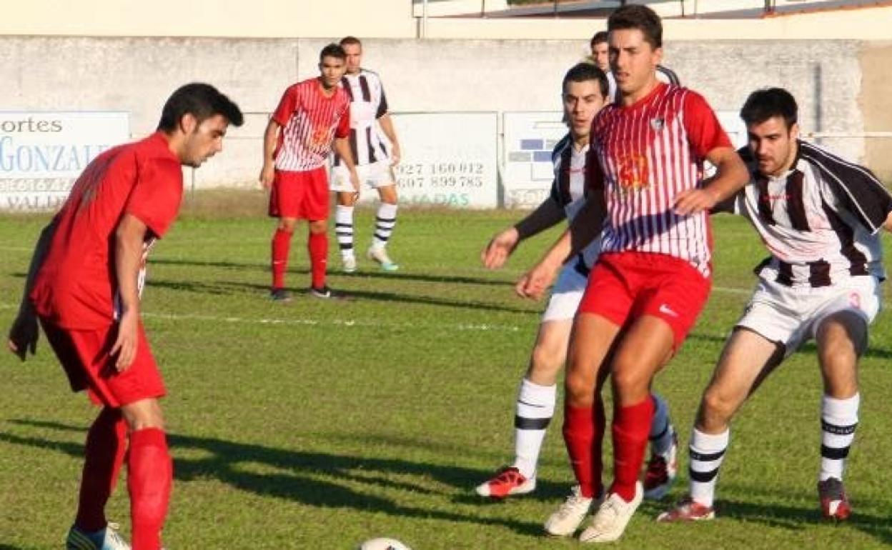 Fidel Caballero defiende el balón. 