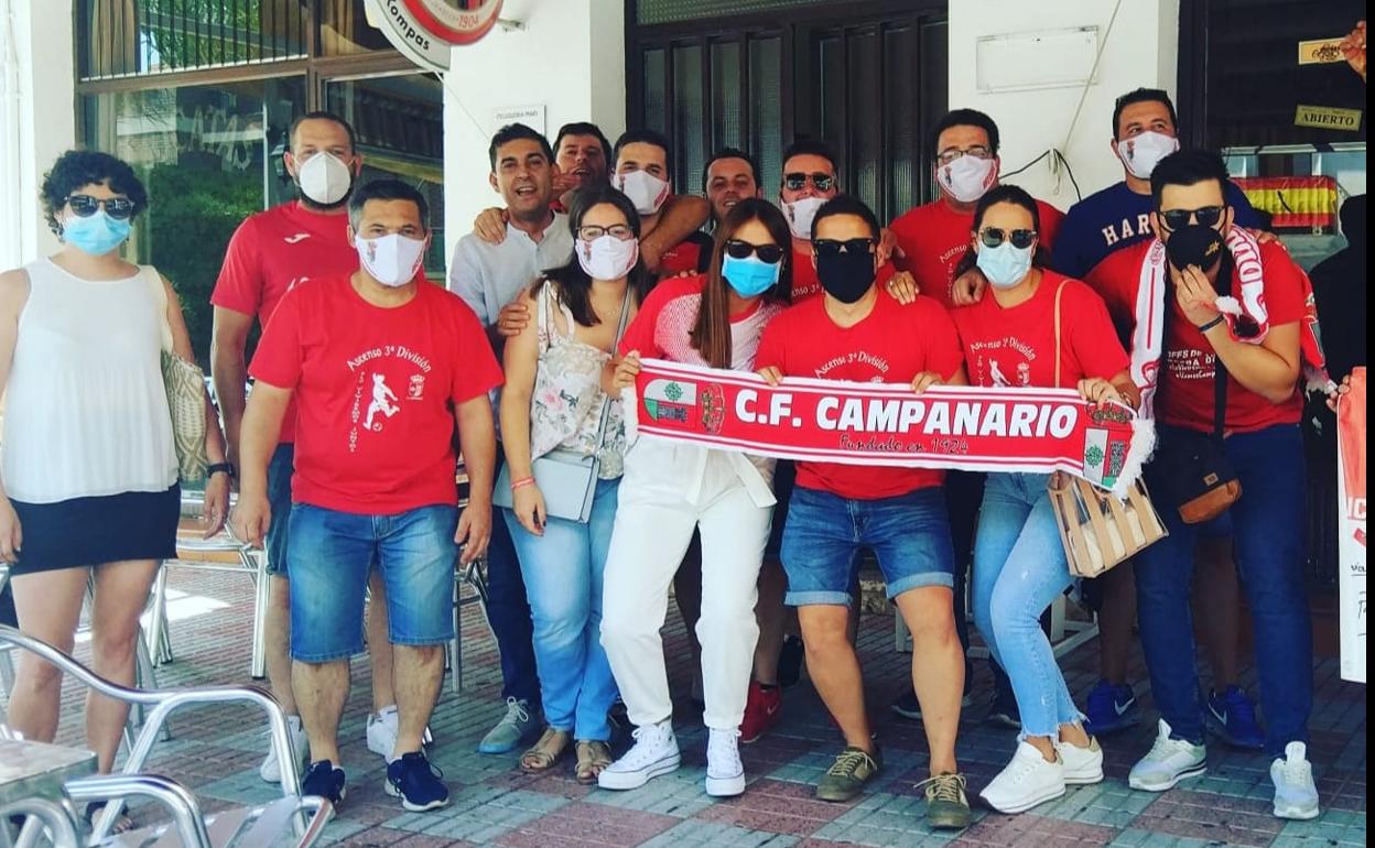 Juan José Murillo junto al resto de la junta directiva del C.F. Campanario. 