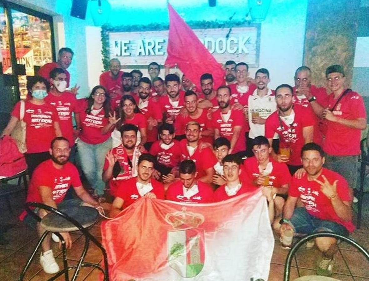 El ascenso a Tercera División del CF Campanario ha traido grandes alegrías no solo para el equipo, sino también para todo un pueblo, cuya afición ha estado volcada, en las buenas y en las malas. Un apoyo incondicional que ha dejado en esta última semana imágenes para el recuerdo. ¡Vamos Campa!
