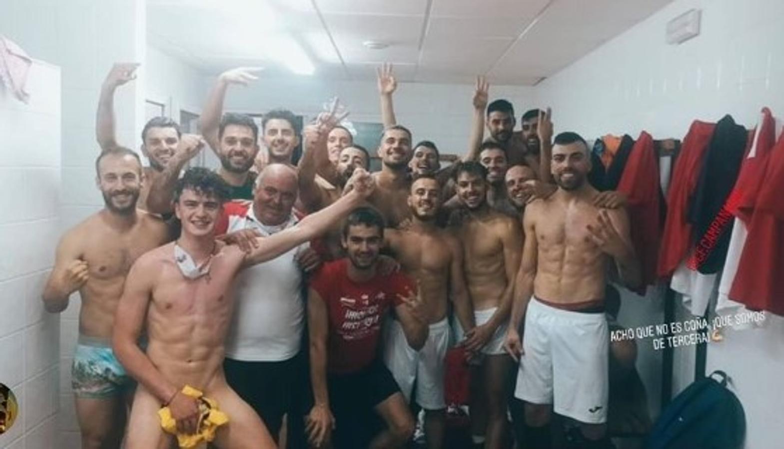 El ascenso a Tercera División del CF Campanario ha traido grandes alegrías no solo para el equipo, sino también para todo un pueblo, cuya afición ha estado volcada, en las buenas y en las malas. Un apoyo incondicional que ha dejado en esta última semana imágenes para el recuerdo. ¡Vamos Campa!