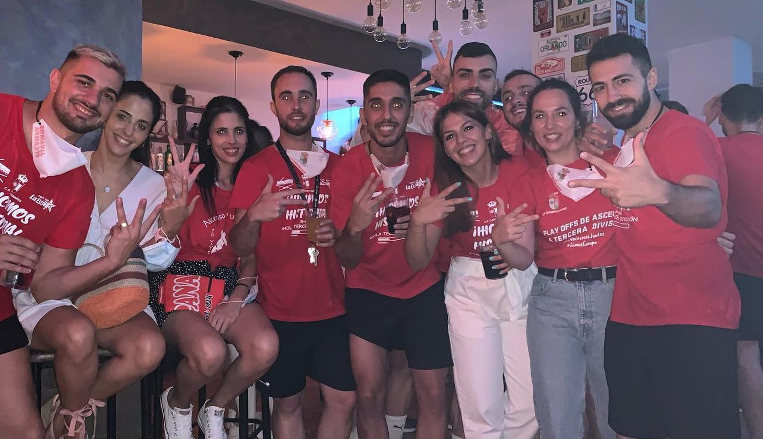 El ascenso a Tercera División del CF Campanario ha traido grandes alegrías no solo para el equipo, sino también para todo un pueblo, cuya afición ha estado volcada, en las buenas y en las malas. Un apoyo incondicional que ha dejado en esta última semana imágenes para el recuerdo. ¡Vamos Campa!