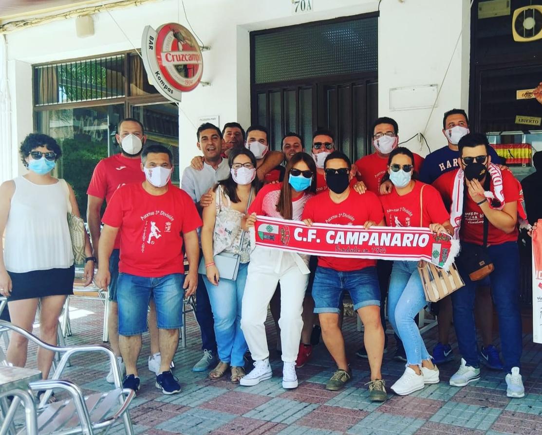 El ascenso a Tercera División del CF Campanario ha traido grandes alegrías no solo para el equipo, sino también para todo un pueblo, cuya afición ha estado volcada, en las buenas y en las malas. Un apoyo incondicional que ha dejado en esta última semana imágenes para el recuerdo. ¡Vamos Campa!