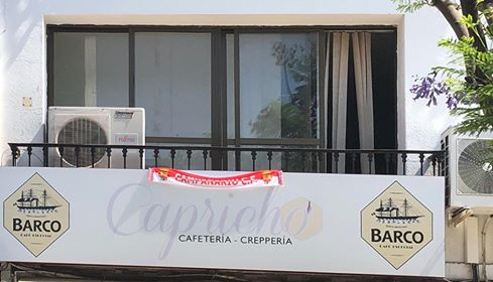 El ascenso a Tercera División del CF Campanario ha traido grandes alegrías no solo para el equipo, sino también para todo un pueblo, cuya afición ha estado volcada, en las buenas y en las malas. Un apoyo incondicional que ha dejado en esta última semana imágenes para el recuerdo. ¡Vamos Campa!