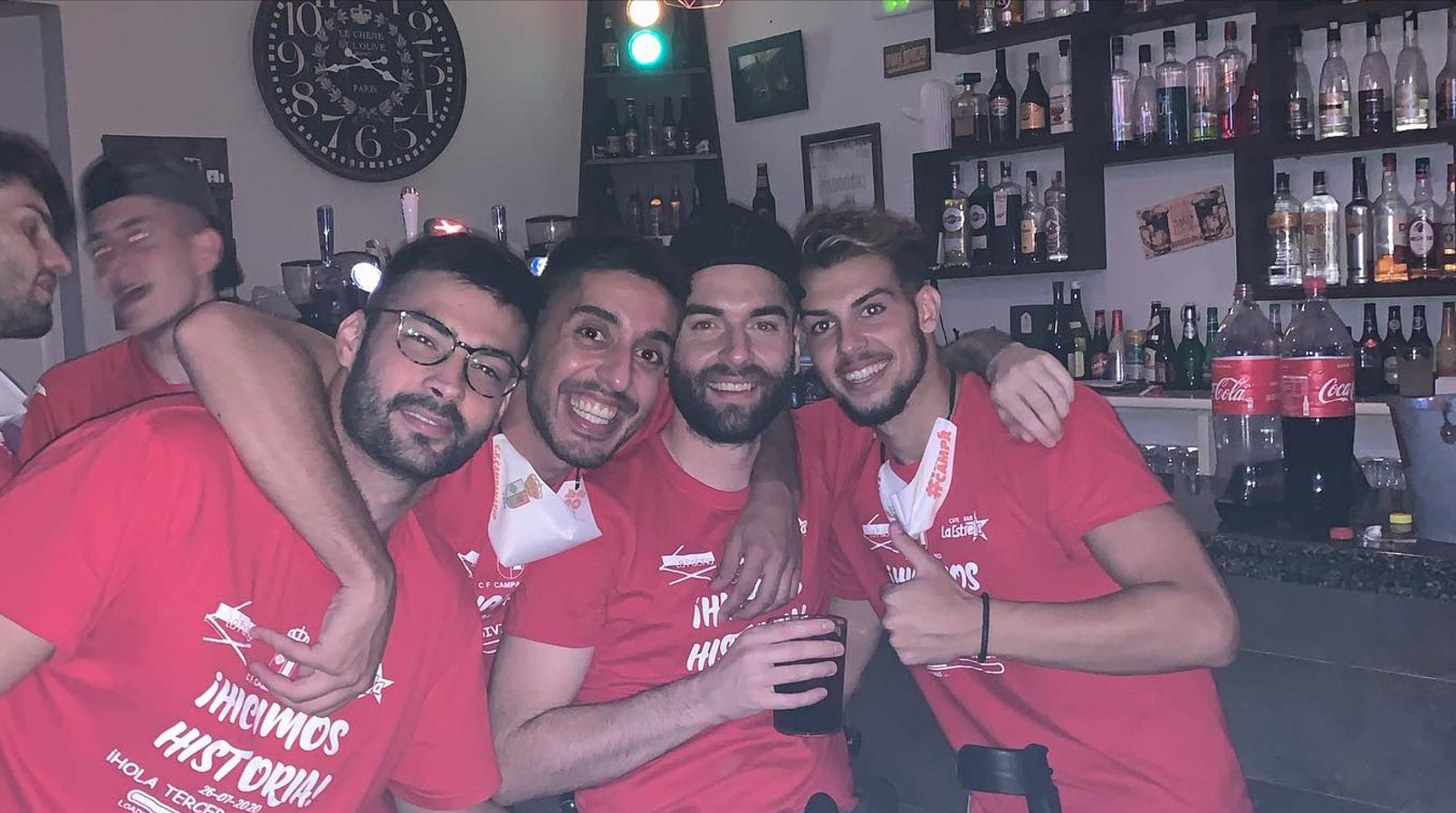 El ascenso a Tercera División del CF Campanario ha traido grandes alegrías no solo para el equipo, sino también para todo un pueblo, cuya afición ha estado volcada, en las buenas y en las malas. Un apoyo incondicional que ha dejado en esta última semana imágenes para el recuerdo. ¡Vamos Campa!