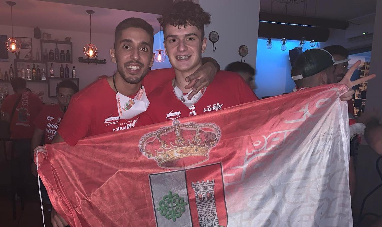 El ascenso a Tercera División del CF Campanario ha traido grandes alegrías no solo para el equipo, sino también para todo un pueblo, cuya afición ha estado volcada, en las buenas y en las malas. Un apoyo incondicional que ha dejado en esta última semana imágenes para el recuerdo. ¡Vamos Campa!