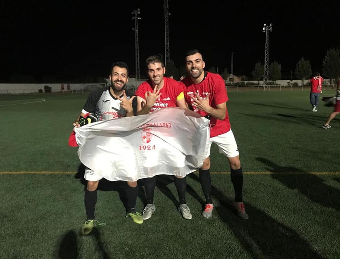 El ascenso a Tercera División del CF Campanario ha traido grandes alegrías no solo para el equipo, sino también para todo un pueblo, cuya afición ha estado volcada, en las buenas y en las malas. Un apoyo incondicional que ha dejado en esta última semana imágenes para el recuerdo. ¡Vamos Campa!